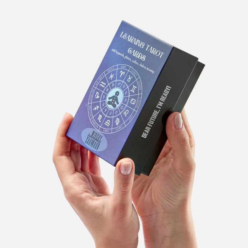 Att lära sig tarotkortdäck med betydelser på dem