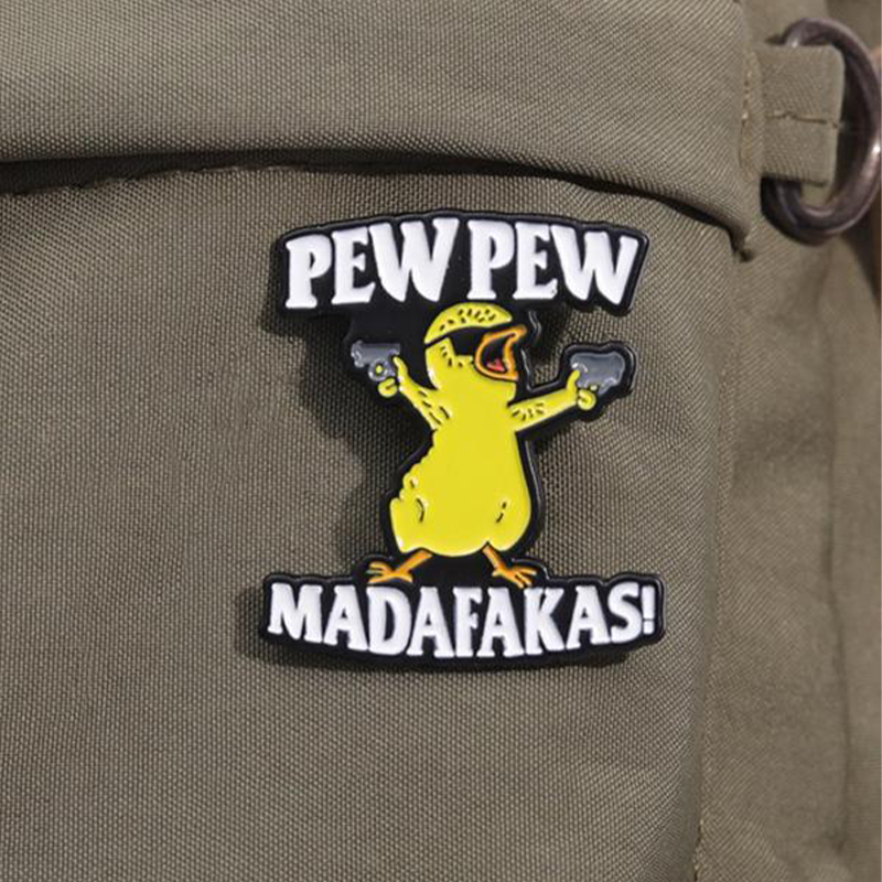 Brev & tecknad anka design brosch