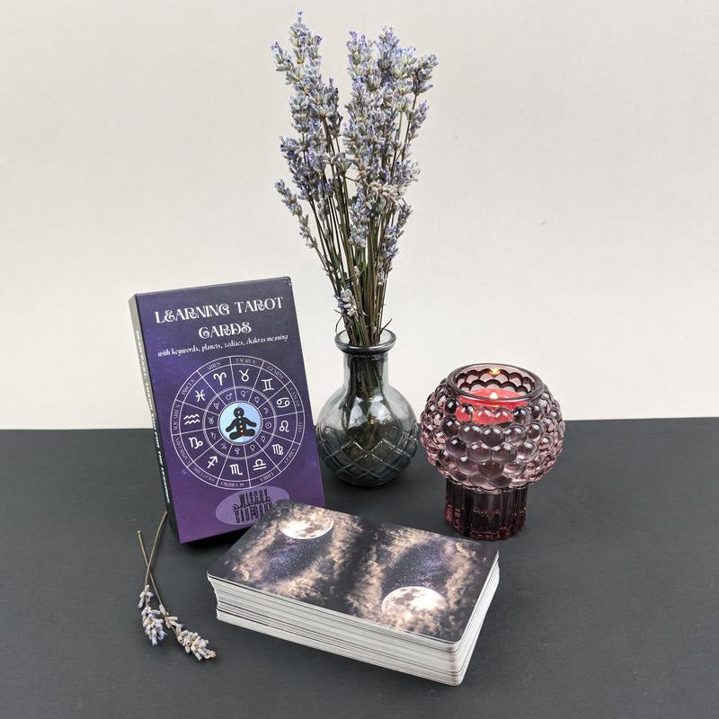 Att lära sig tarotkortdäck med betydelser på dem