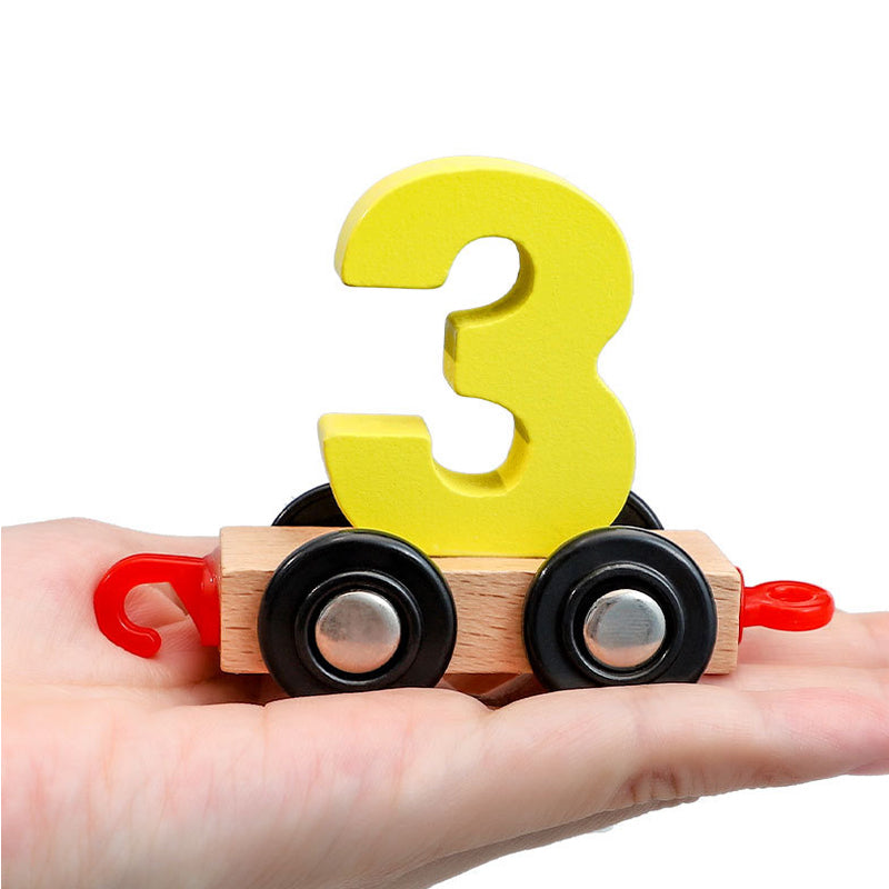 Digitalt magnetiskt tågpussel med leksaksbil i trä