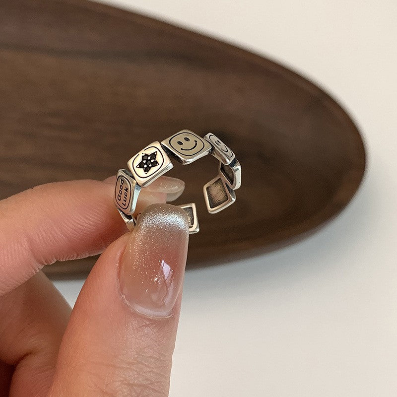 Justerbar ring med smiley face element
