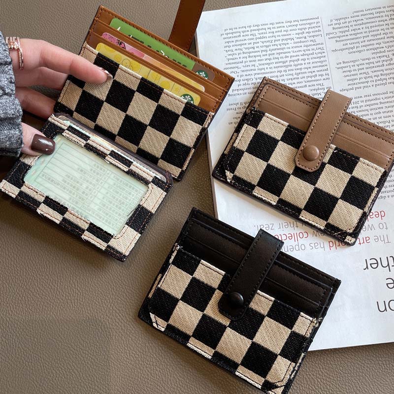 Kompakt plånbok för kvinnor med färgblock och rutmönster