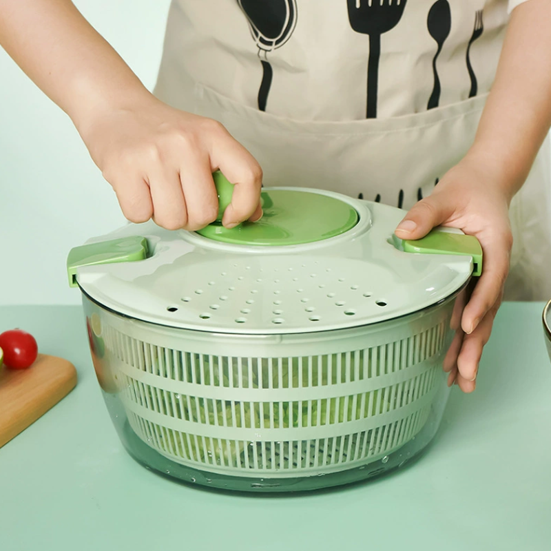 Hand-cranked fruit and vegetable dehydrating basket