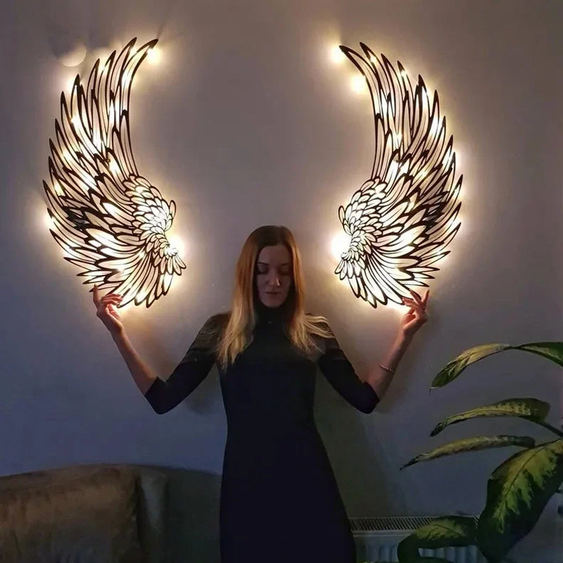 Svarta änglavingar i metall med LED-lampor